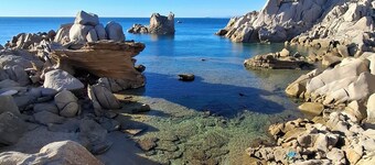 Charmerende villa ved stranden, stor privat have, havudsigt med betagende solnedgange fra i og uden for hjemmet