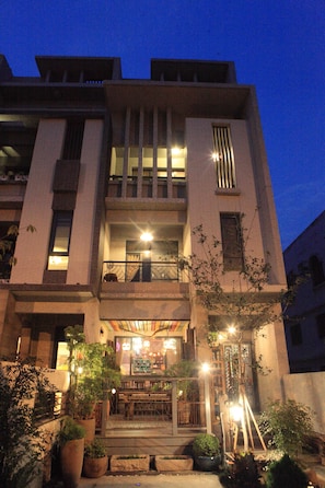 Façade de l’hébergement - soirée/nuit