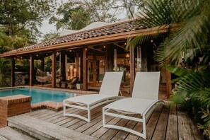 Una piscina al aire libre, tumbonas