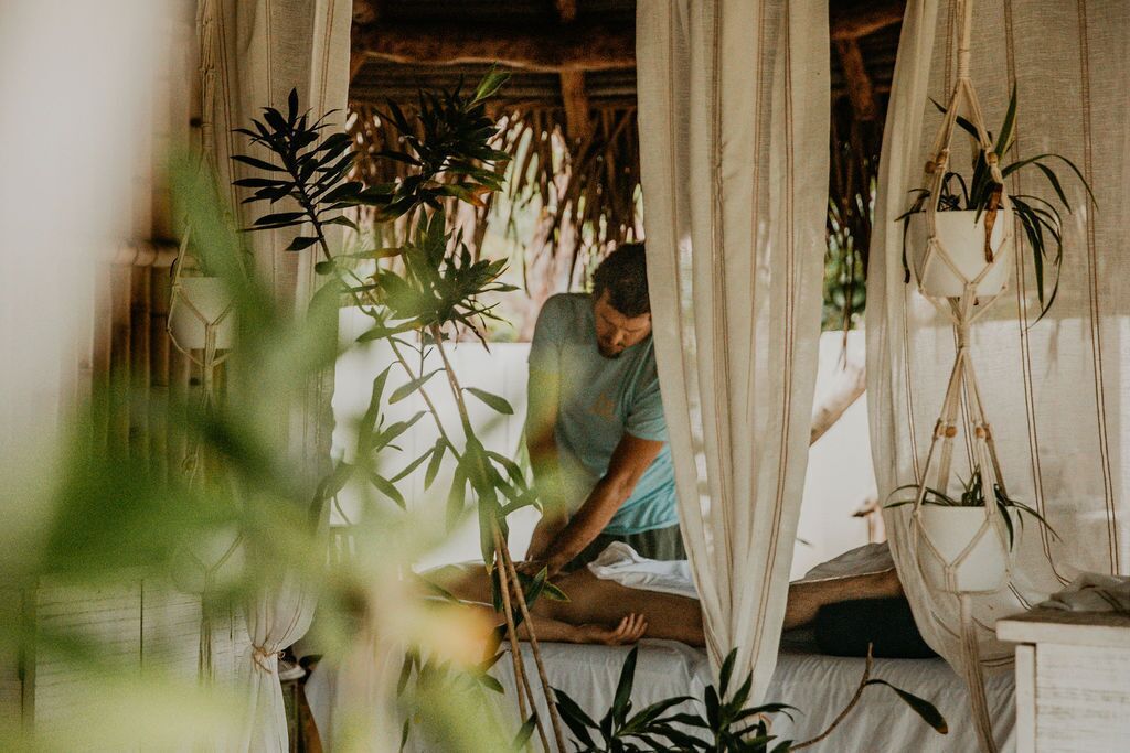 アロマテラピー、ディープティシュー マッサージ、スウェーデン式マッサージ、タイ式マッサージ、マニキュアとペディキュア、マッサージ