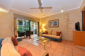 Apartament estàndard, 1 dormitori | Sala d'estar | Televisor de pantalla plana