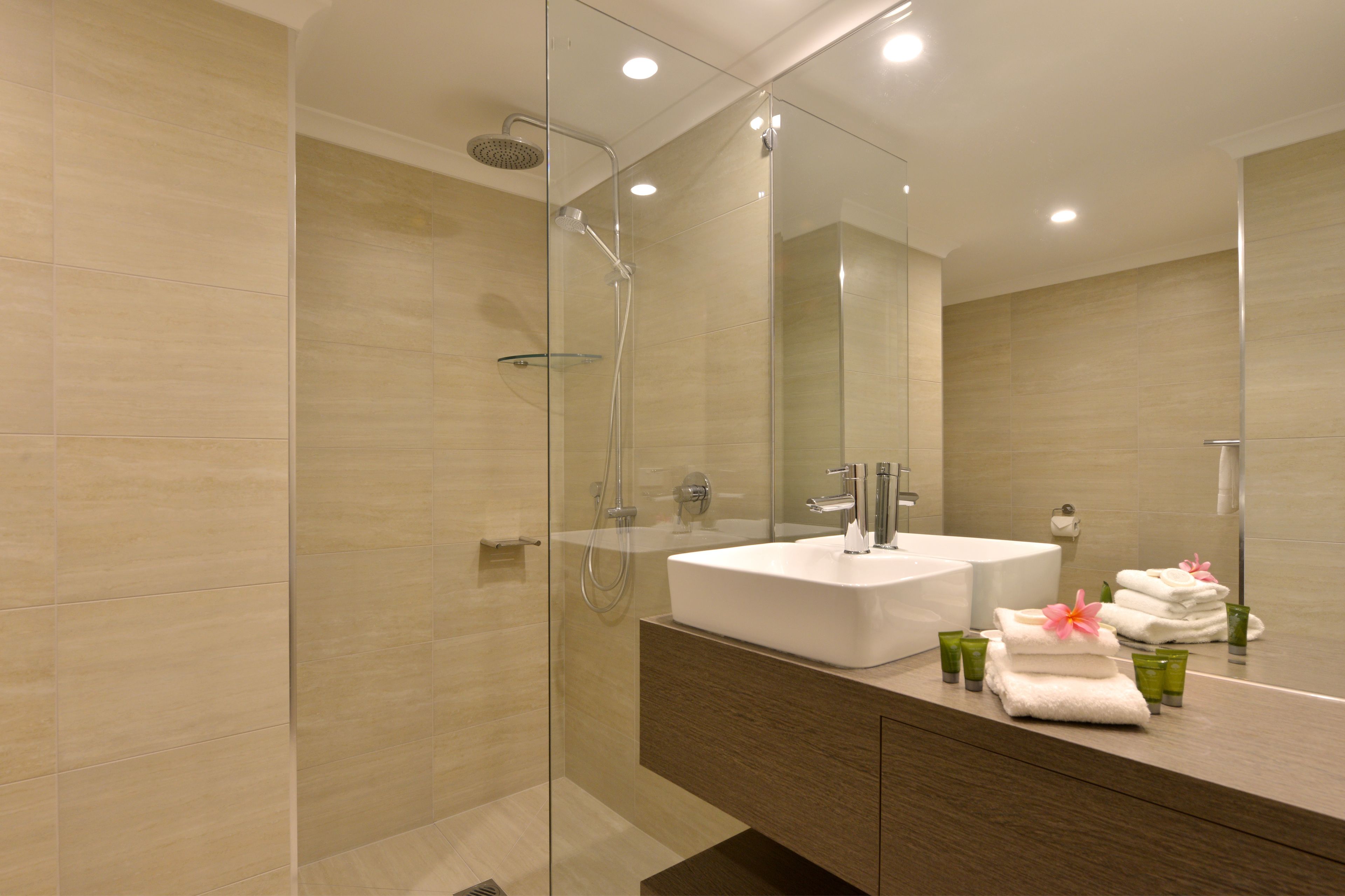 Deluxe Apartment, 2 Bedrooms | Bilik Mandi | Pancuran mandi, kelengkapan dandanan diri percuma, pengering rambut 