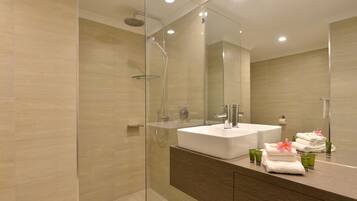 Deluxe Apartment, 2 Bedrooms | Bilik Mandi | Pancuran mandi, kelengkapan dandanan diri percuma, pengering rambut
