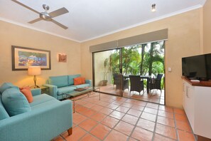 ดีลักซ์อพาร์ทเมนท์, 2 ห้องนอน | บริเวณนั่งเล่น | ทีวีจอแบน