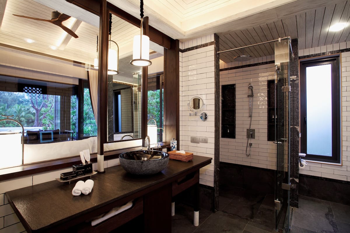 combined shower/bathtub, free toiletries, hair dryer, bathrobes