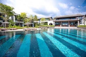 室外泳池；躺椅