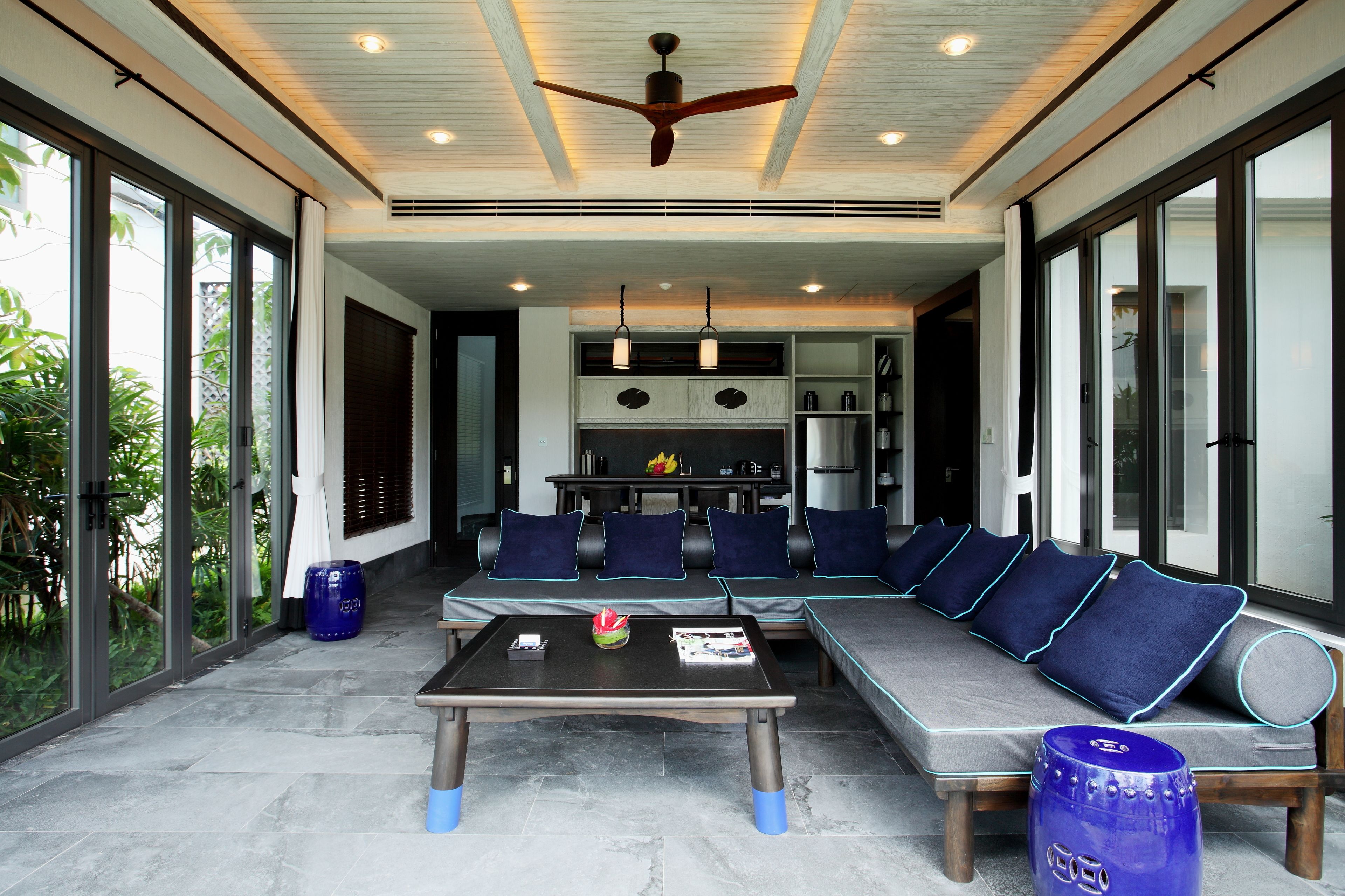 flat-screen tv, netflix, dvd player, ipod dock