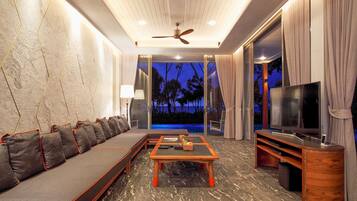 Luksusvilla, 5 soverom, privat basseng, ved strandkanten | Oppholdsområde | Flatskjerm-TV, Netflix, DVD-spiller og iPod-dokkingstasjon