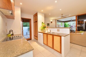 Fridge, microwave, oven, stovetop - Seascape Holidays - 8 Surya (Port Douglas)