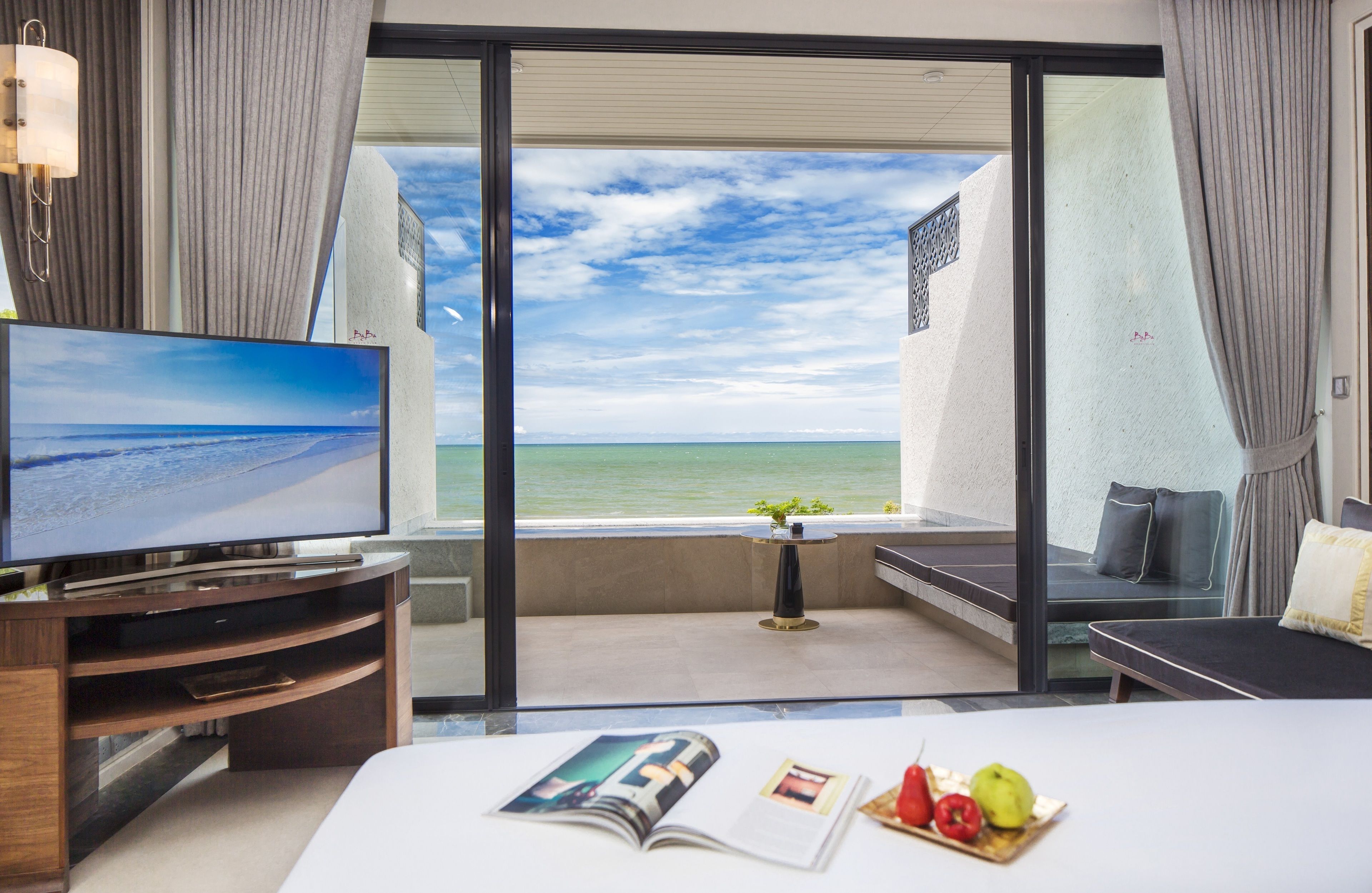 Beachfront Club Pool Suite | Living area | 30-inch flat-screen TV with cable channels, TV, iPod dock