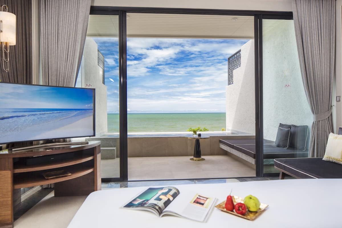 beachfront club pool suite | living area | 30-inch flat-screen tv with cable channels, tv, ipod dock