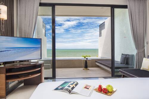 Beachfront Club Pool Suite | Living area