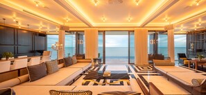 Baba Mama Penthouse Seaview | Wohnbereich | 30-Zoll-Flachbildfernseher mit Kabelempfang, Fernseher