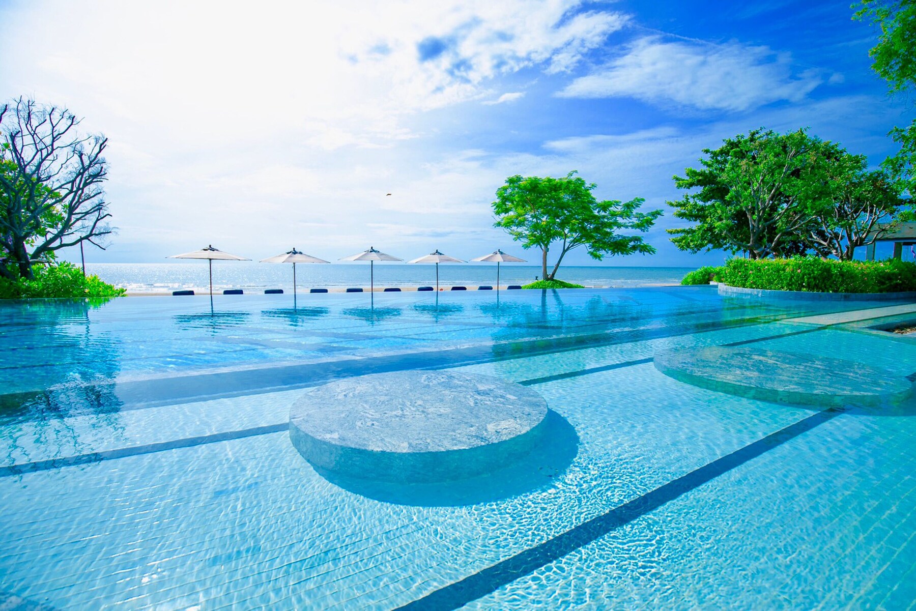 Beach nearby, sun-loungers, beach bar
