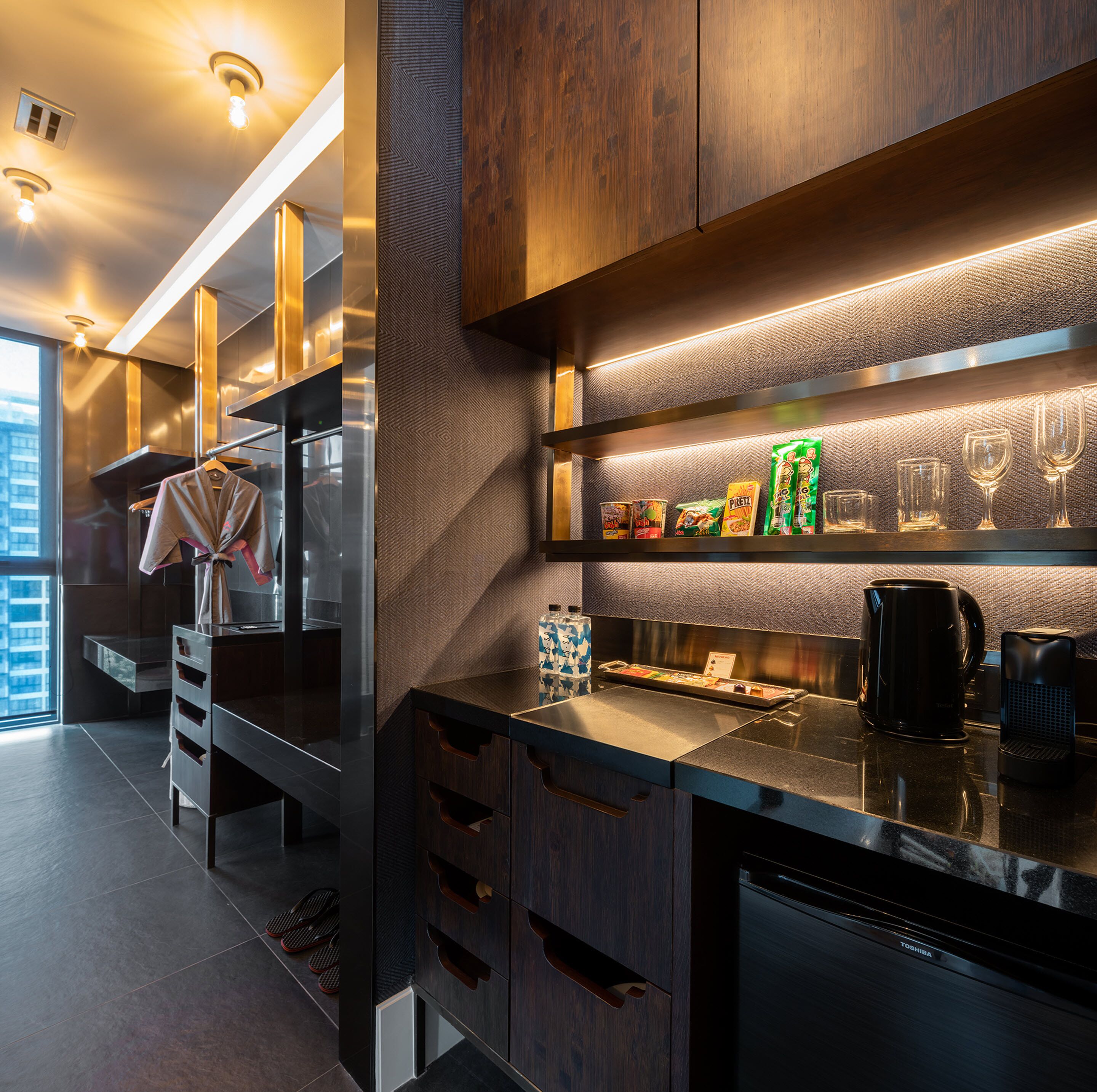 baba ocean suite corner | private kitchen | espresso maker, electric kettle, cookware/dishes/utensils