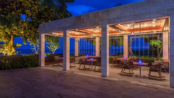 2 restaurants, breakfast, lunch served; local and international cuisine