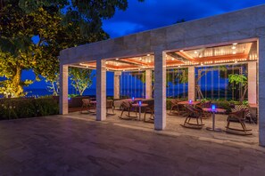 2 restaurants, breakfast, lunch served; local and international cuisine 