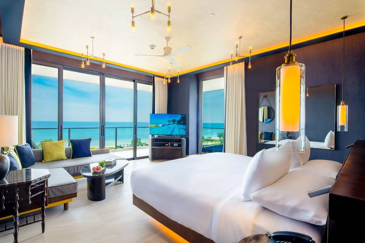 Baba Suite Corner Seaview | Premium bedding, free minibar, in-room safe, individually decorated