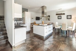 Kühlschrank, Mikrowelle, Ofen, Herdplatte