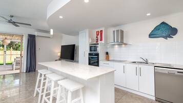 Lemari es besar, microwave, oven, dan kompor