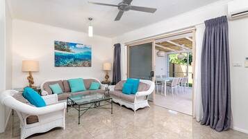 Televisi layar datar 80-inci dengan saluran TV kabel dan TV