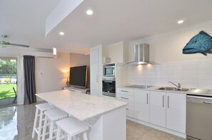 Full-size fridge, microwave, oven, stovetop