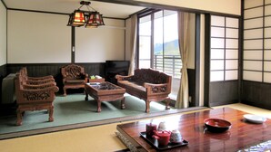 ห้องทราดิชันนัล (Japanese Style, with Private Bathroom) | ตู้นิรภัยในห้องพัก, Wi-Fi ฟรี, ผ้าปูที่นอน