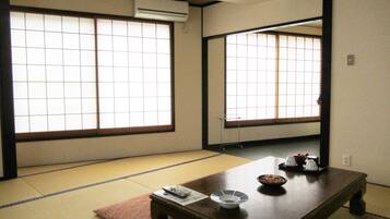 Chambre traditionnelle (Japanese Style, with Private Bathroom) | Coffre-fort, accès au Wi-Fi (inclus), literie fournie