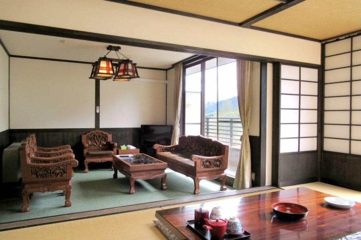 起居区 | 平板电视、乒乓球