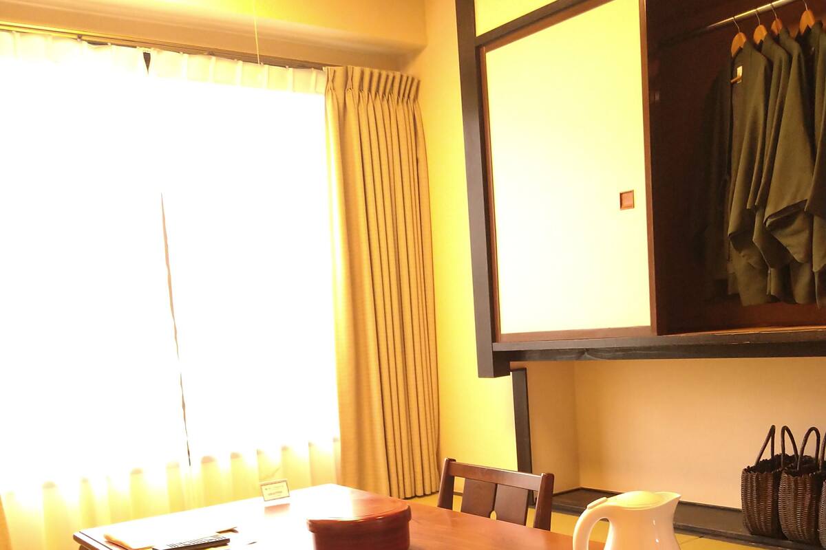 传统客房 (Japanese Style, with Private Bathroom) | 客房内保险箱、免费 WiFi、床单