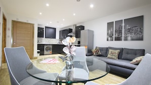 Luxury Apartment (Apt 4) | In-room dining - Edgware Road Apartments (London)