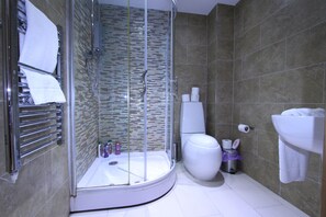 Luxe appartement (Apt 3) | Badkamer | Een bad/douchecombinatie, gratis toiletartikelen, een haardroger