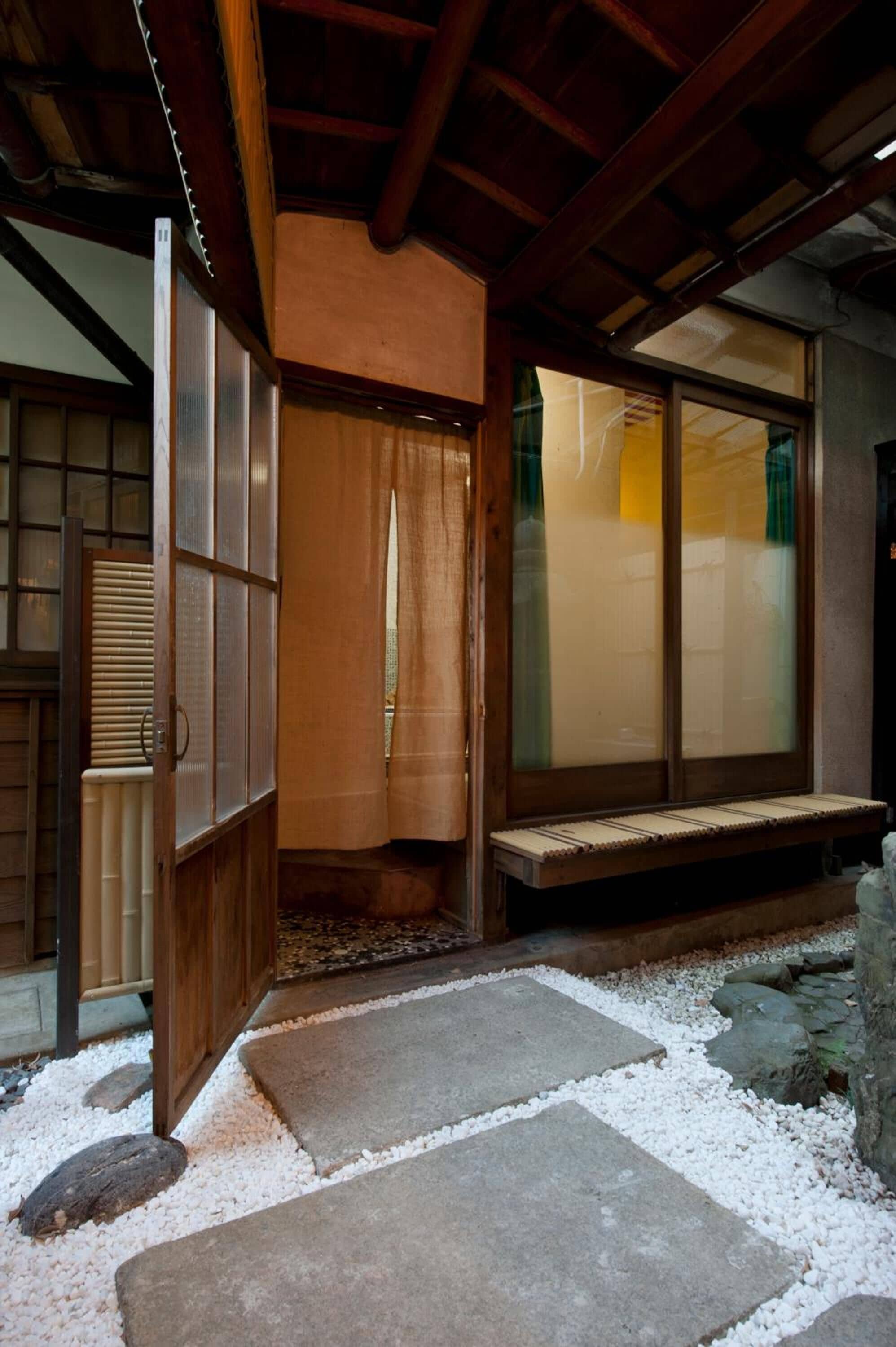 Gratis toiletartikelen, een haardroger, pantoffels, handdoeken