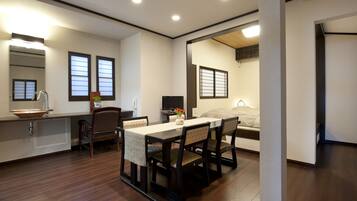 Traditionele kamer, toegankelijk voor mindervaliden (Universal, Max 3 Futon) | Een kluis op de kamer, een strijkplank/strijkijzer, gratis wifi