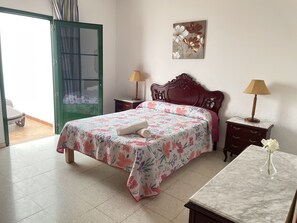 3 bedrooms, desk, iron/ironing board, free WiFi