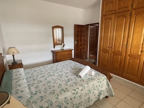 3 bedrooms, desk, iron/ironing board, free WiFi - Aljibe House. Fantastic house near the beach in Yaiza, Lanzarote, Canary Islands. (Las Breñas)