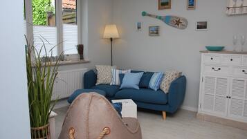 Fernseher, DVD-Player, Bücher, Videothek