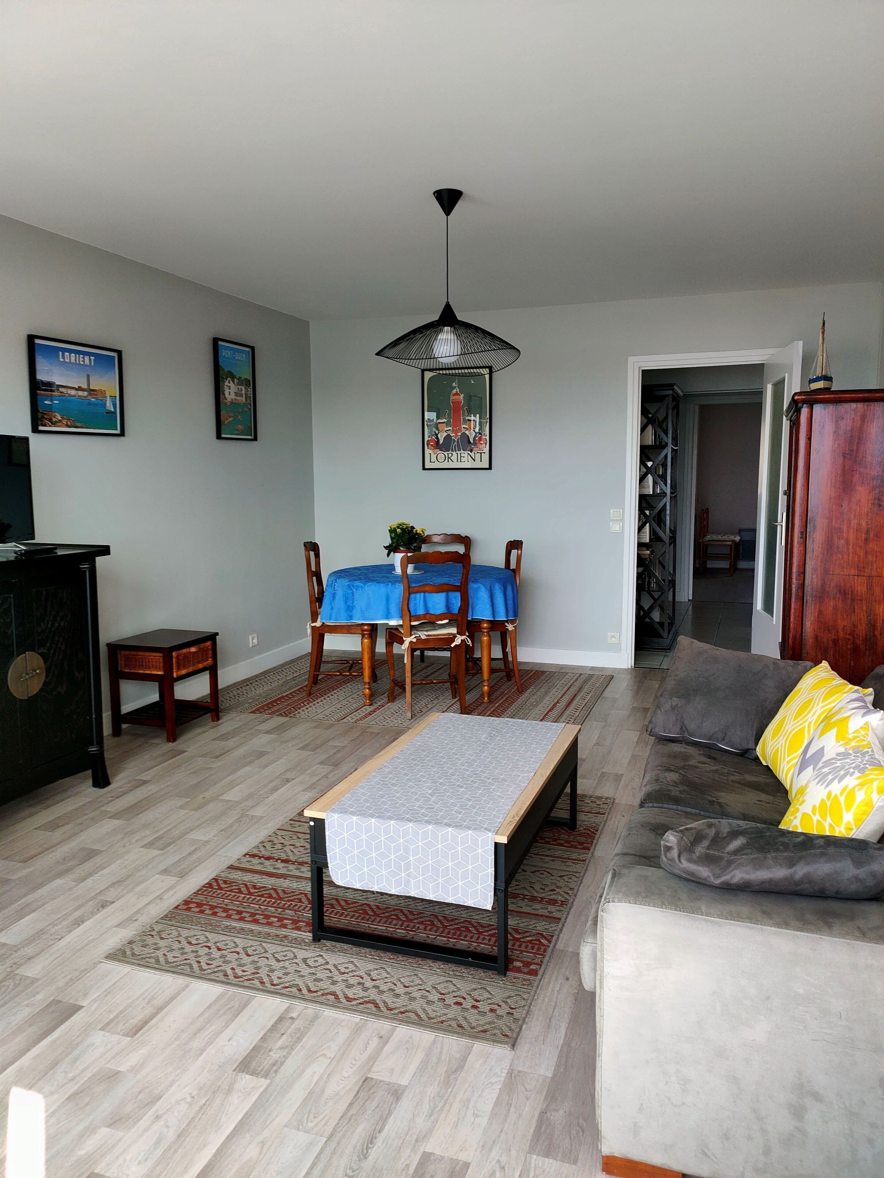 Télévision, livres, chaîne hi-fi