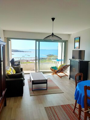 Télévision, livres, chaîne hi-fi