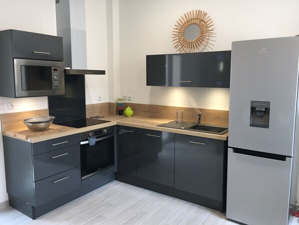 Fridge, microwave, oven, stovetop