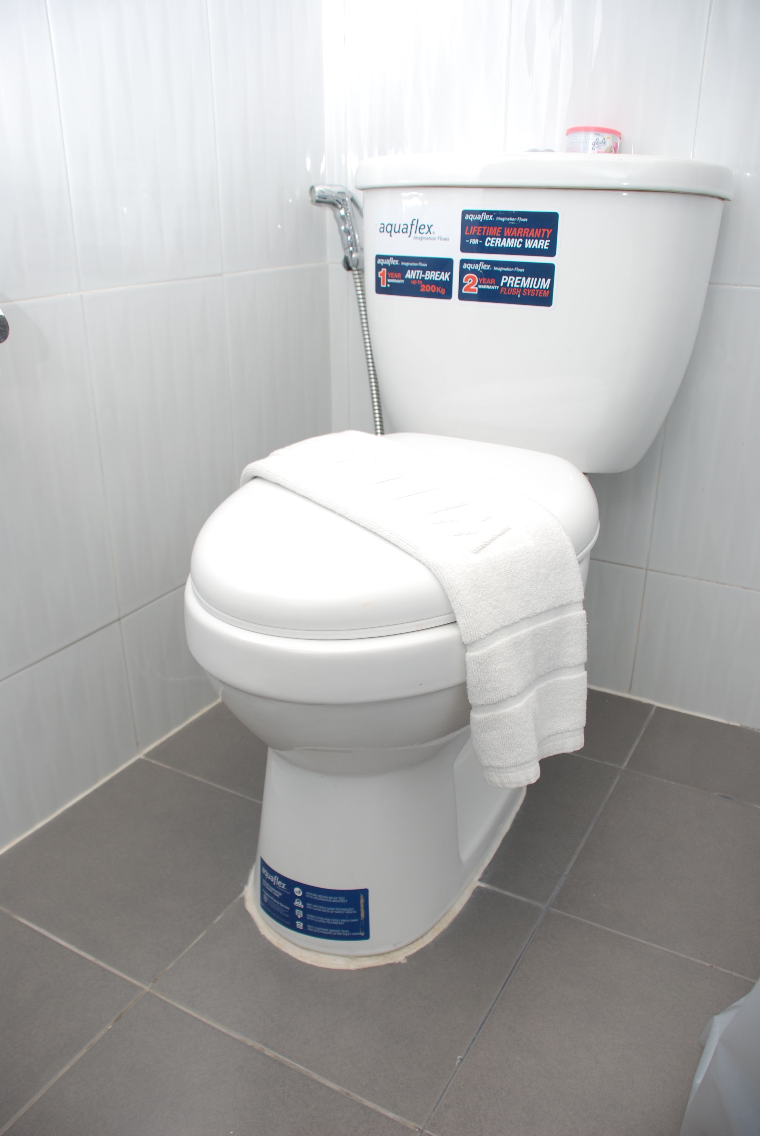 standard double room | bathroom | shower, free toiletries, towels