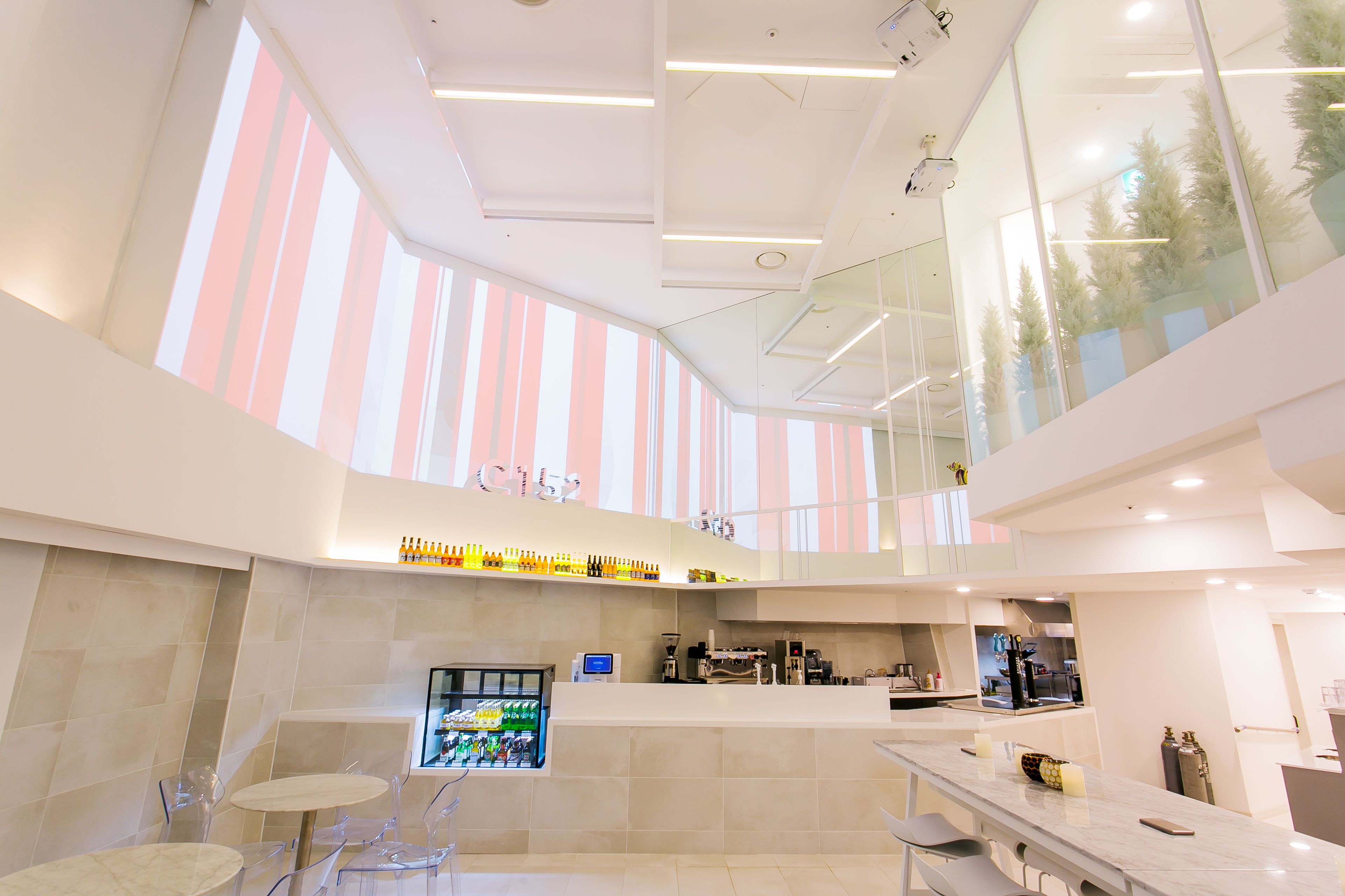 Free buffet breakfast on weekdays