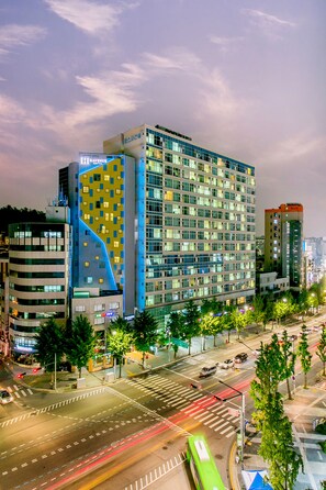 Bagian depan properti - sore/malam