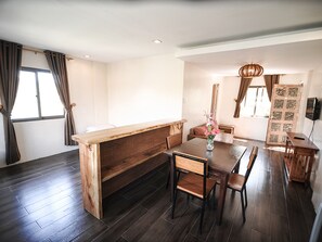 Suite, 1 chambre | Salle de séjour | Téléviseur à écran plat de 60 po avec télévision par câble, téléviseur