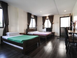 ห้องดีลักซ์ | โต๊ะทำงาน, ผ้าปูที่นอน