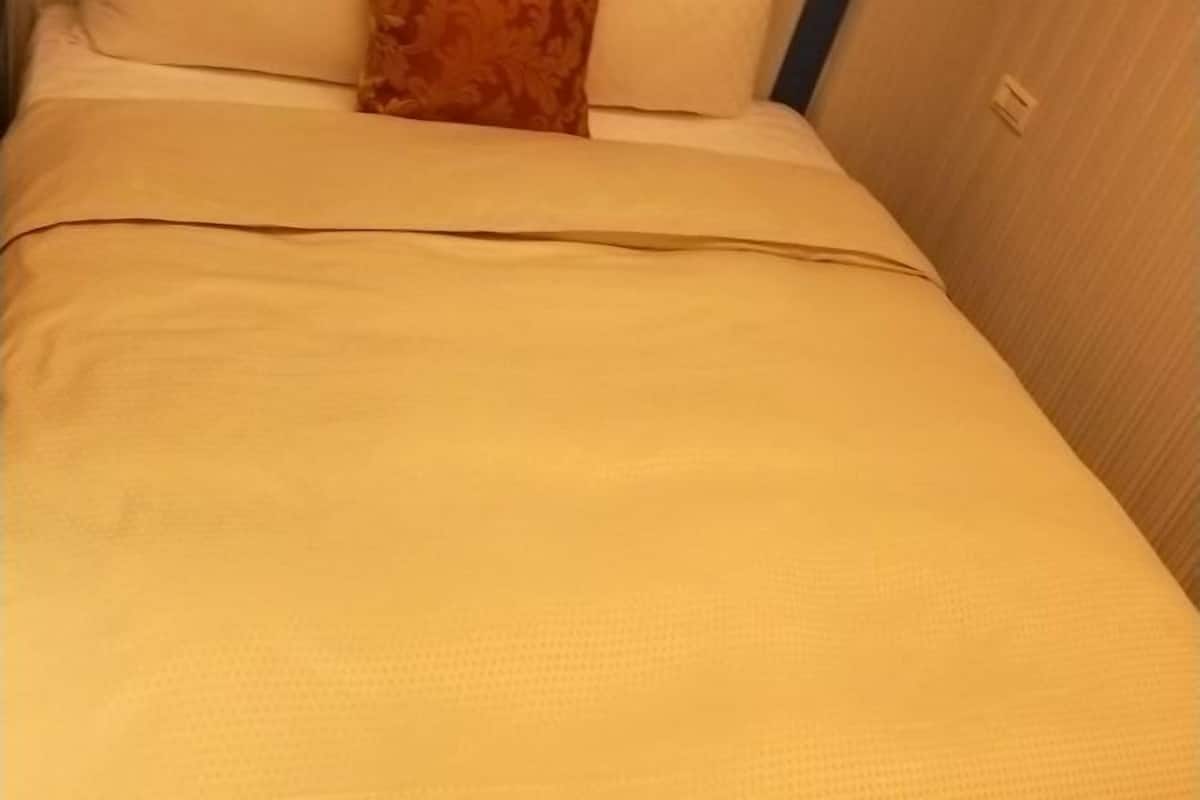 Down comforters, blackout drapes, free WiFi, bed sheets