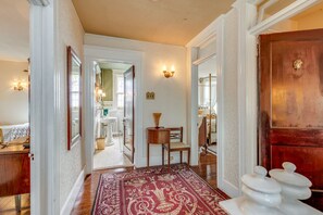 7 bedrooms, iron/ironing board, WiFi, bed sheets