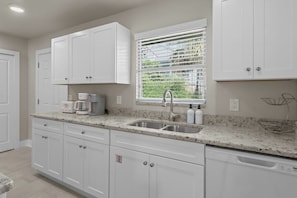 KĂŒhlschrank, Mikrowelle, Ofen, Herdplatte