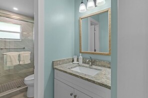 Doccia, asciugamani, carta igienica