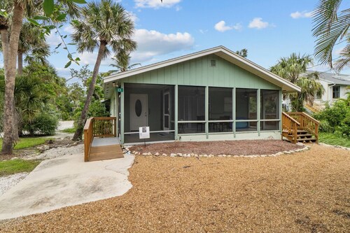 2 Bedroom Cottage Sanibel Island Near Beach-Great! Newly renovated & refurnished